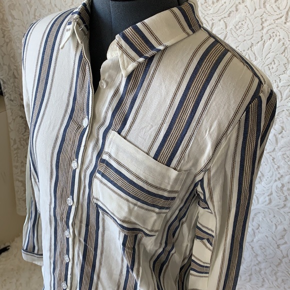 Francesca's Harper Buttoned Shirt - Picture 2 of 9